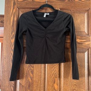 Divided crop top v neck with scrunched middle detailing